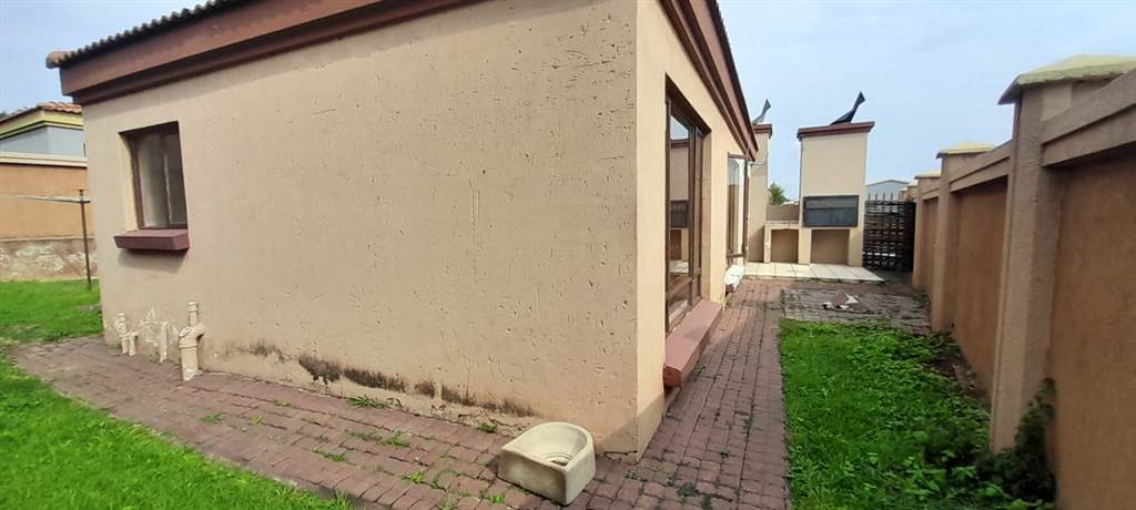 3 Bed Townhouse in Highveld Park photo number 13