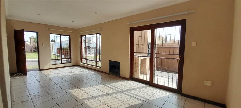 3 Bed Townhouse in Highveld Park photo number 4