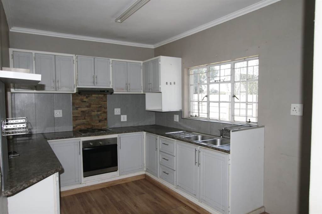3 Bed House in Ermelo photo number 7