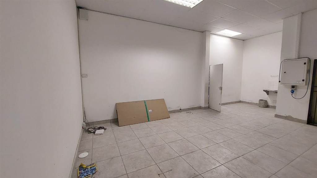 152  m² Commercial space in Moreleta Park photo number 16