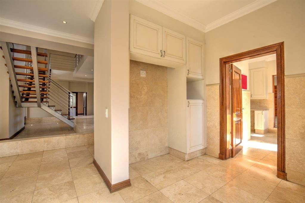 5 Bed House in Blue Valley Golf Estate photo number 16