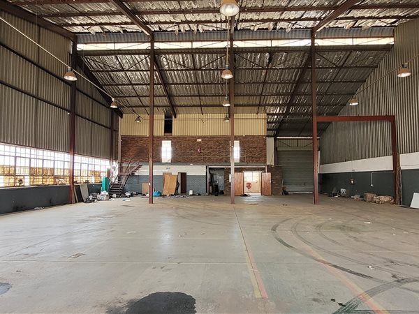 711  m² Industrial space