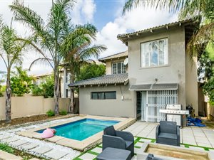 3 Bed Townhouse in Ruimsig Country Estate