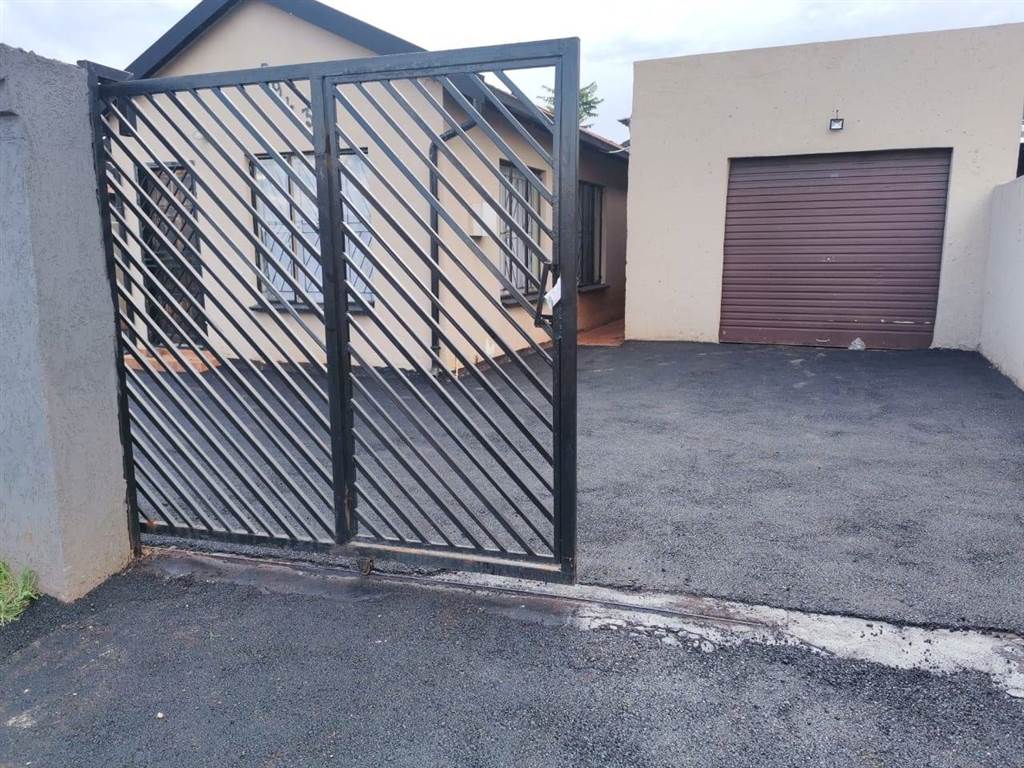3 Bed House in Leondale photo number 1
