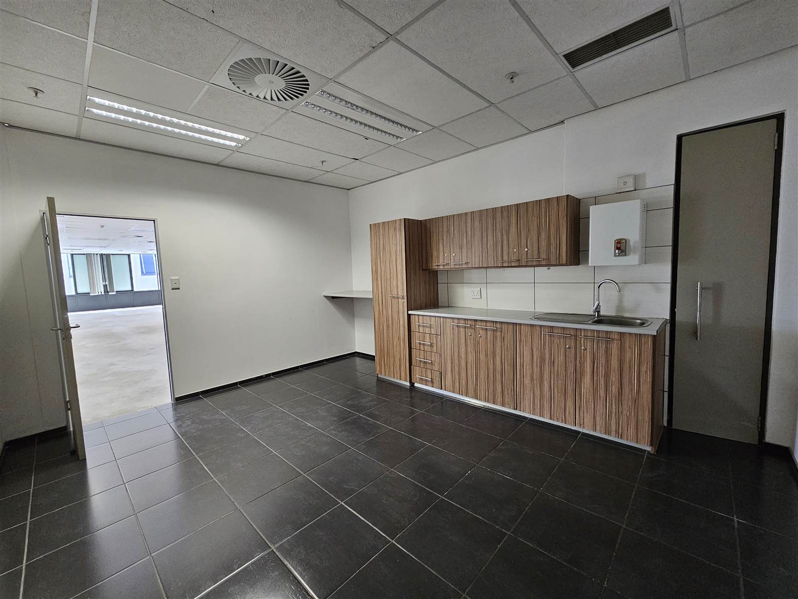 983.4  m² Commercial space in Menlyn photo number 16