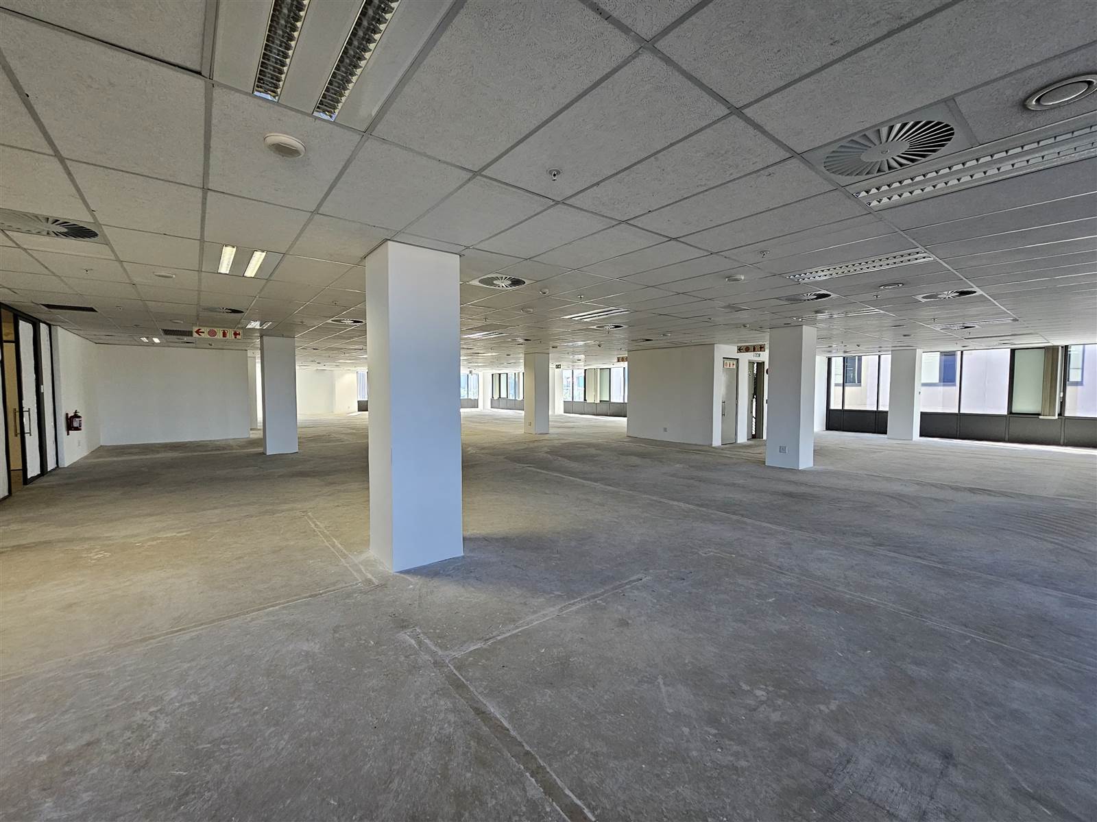 983.4  m² Commercial space in Menlyn photo number 4