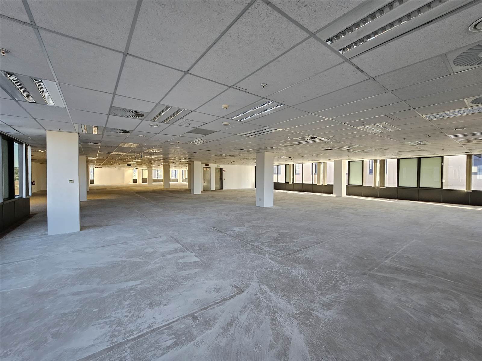 983.4  m² Commercial space in Menlyn photo number 5