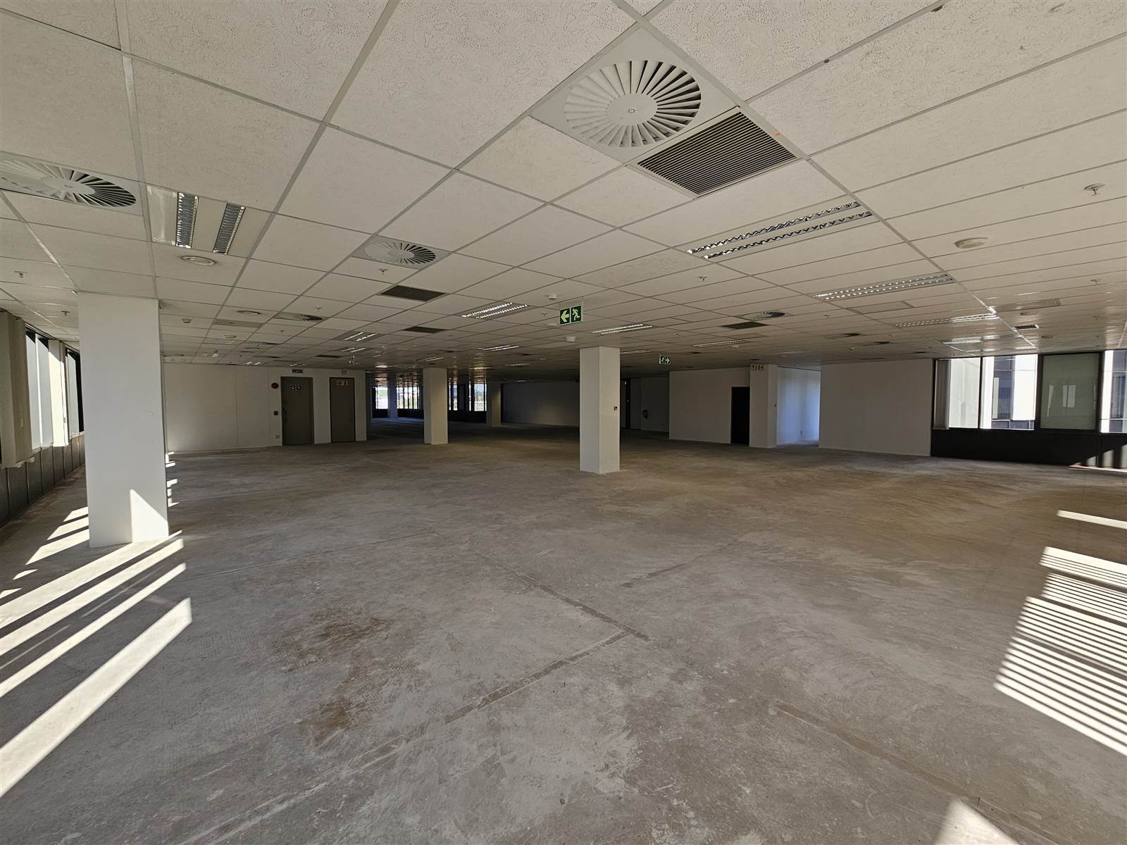 983.4  m² Commercial space in Menlyn photo number 11