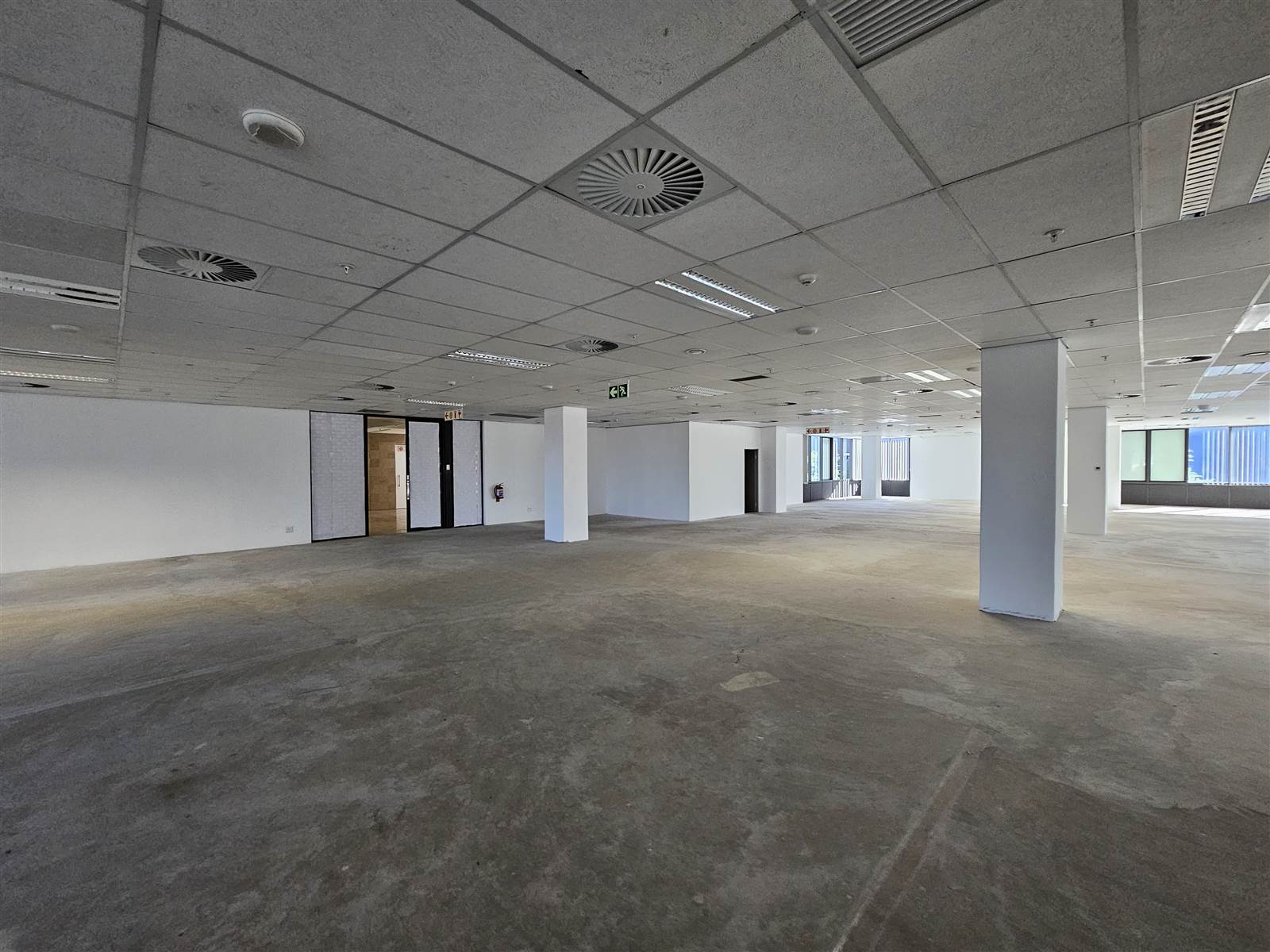 983.4  m² Commercial space in Menlyn photo number 8