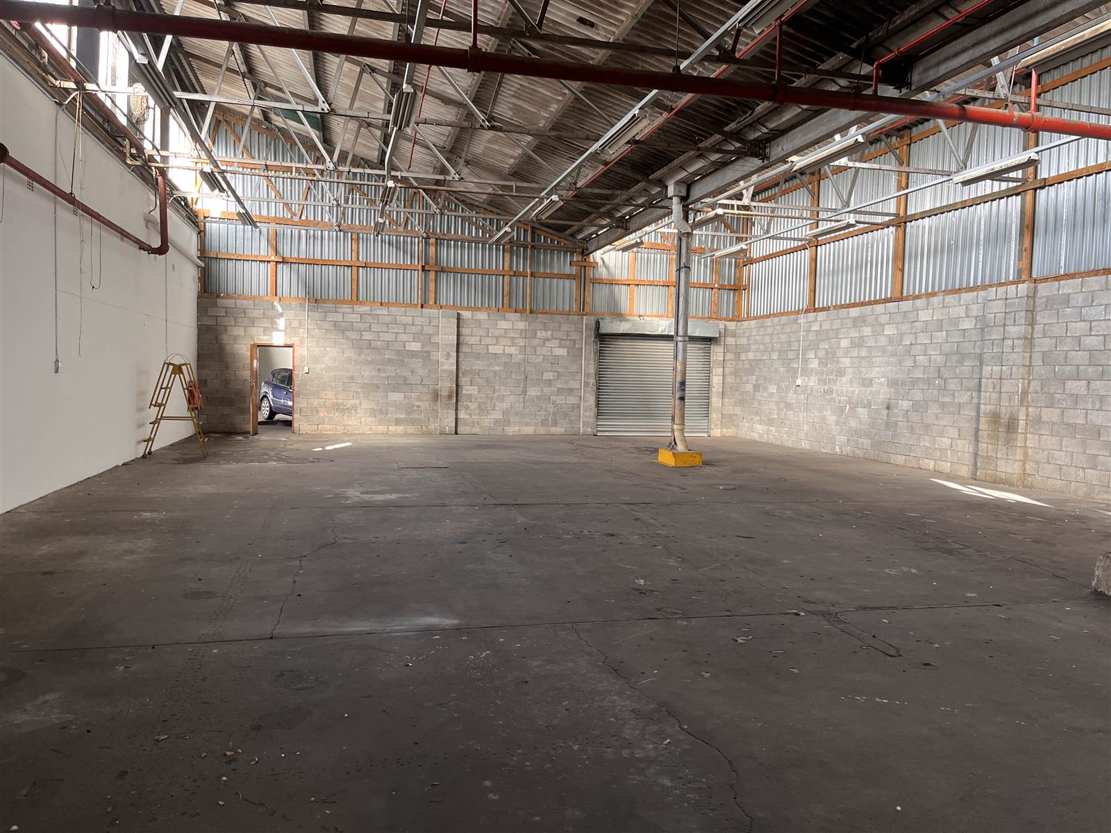 388  m² Industrial space in North End photo number 1