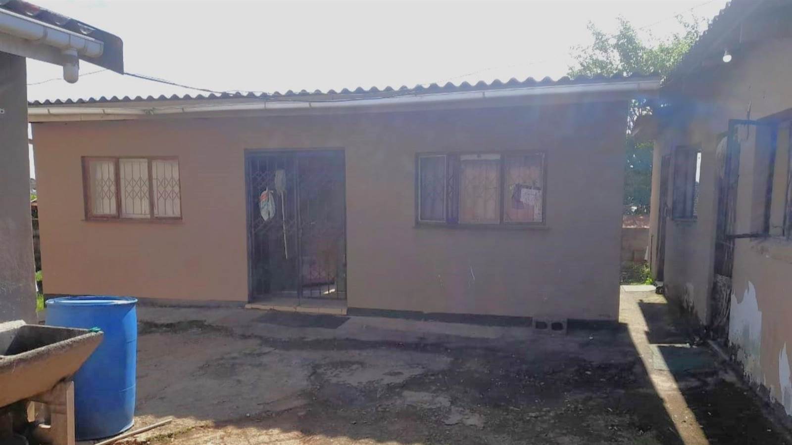 2 Bed House in KwaMashu photo number 3