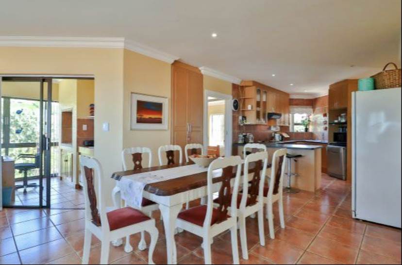 4 Bed House in Mossel Bay Golf Estate photo number 4