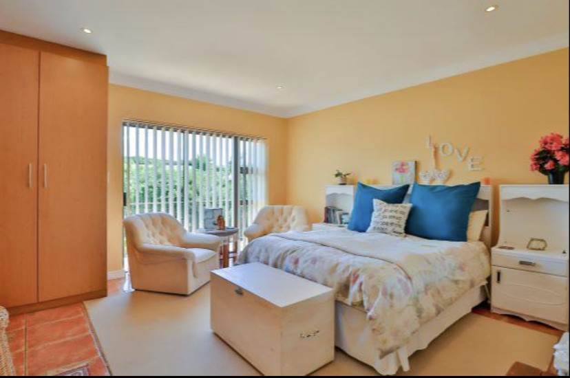 4 Bed House in Mossel Bay Golf Estate photo number 18