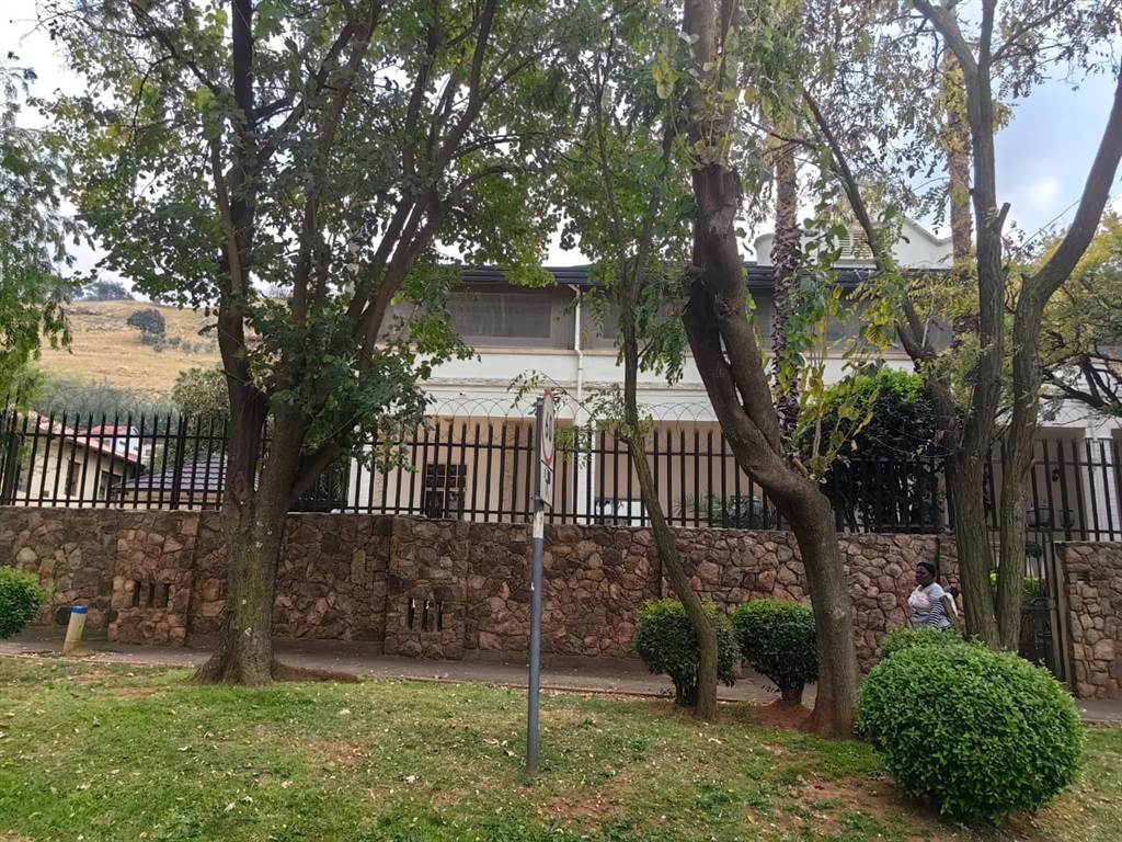 4 Bed House in Bezuidenhout Valley photo number 1