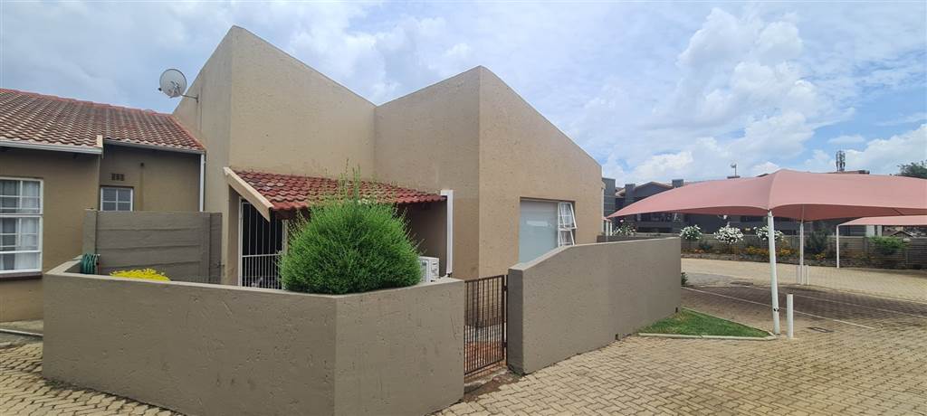 3 Bed Townhouse in Meyersdal photo number 2