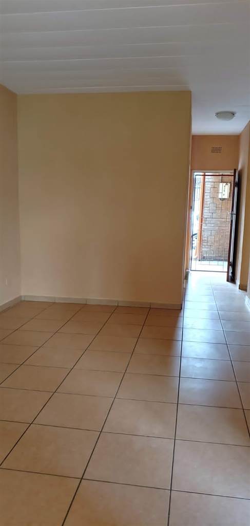 2 Bed Apartment in Turffontein photo number 4