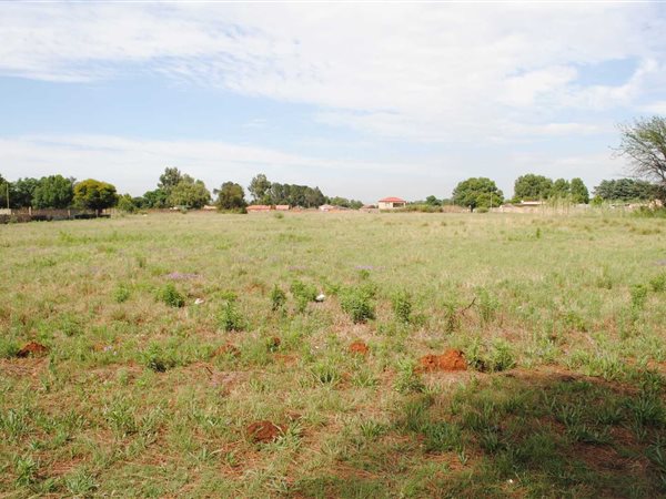 8079 m² Land available in Kookrus