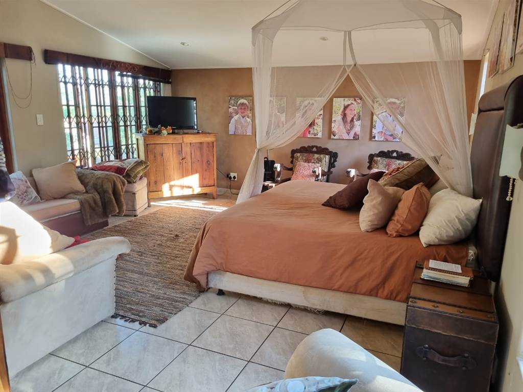 4 Bed House in Buffelspoort photo number 17