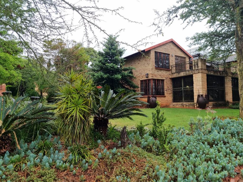 4 Bed House in Buffelspoort photo number 1