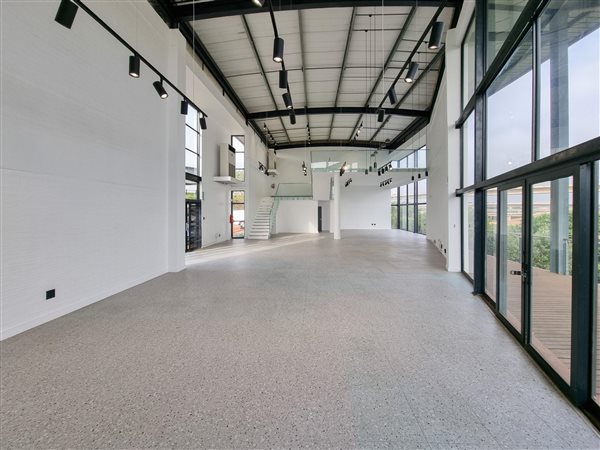 352  m² Commercial space