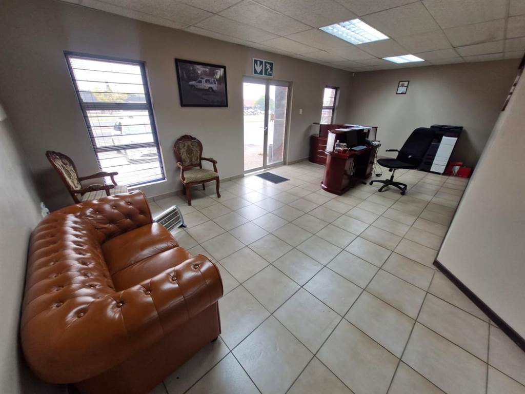 275  m² Commercial space in Klipfontein photo number 3