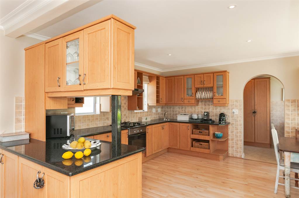 4 Bed House in Greenways Golf Estate photo number 8