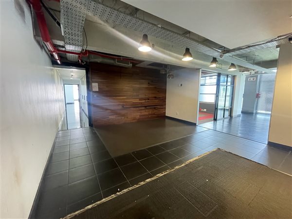 1 305  m² Commercial space