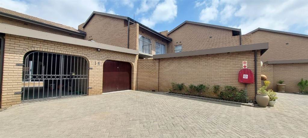 3 Bed Townhouse in Westdene photo number 2