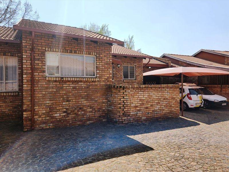 3 Bed Townhouse in Boksburg North photo number 2