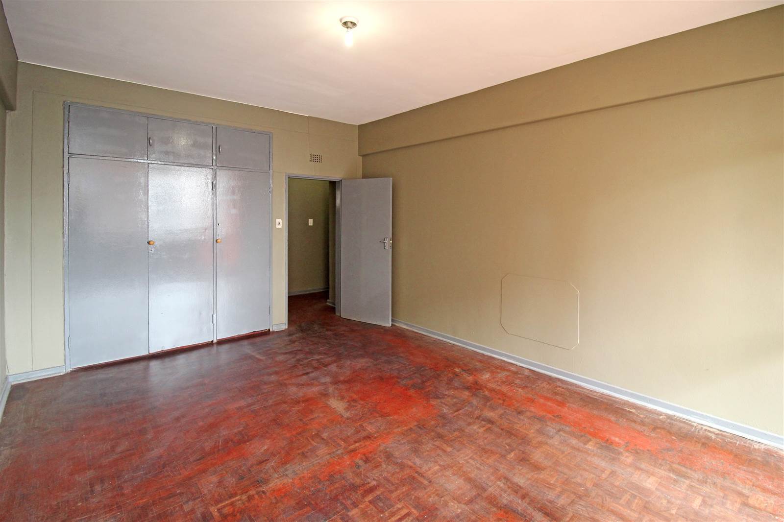 3 Bed Apartment in Hillbrow photo number 6