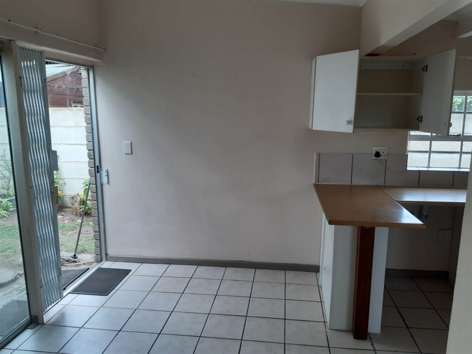1 Bed Apartment in Knysna Central photo number 5