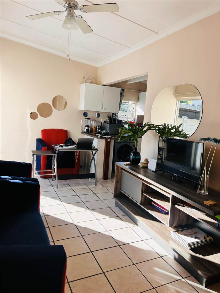 1 Bed Apartment in Knysna Central photo number 18