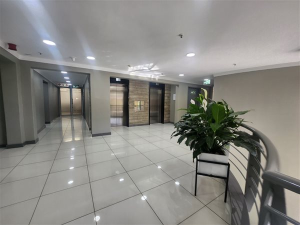 712  m² Commercial space