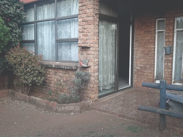 3 Bed Townhouse in Vanderbijlpark CE1