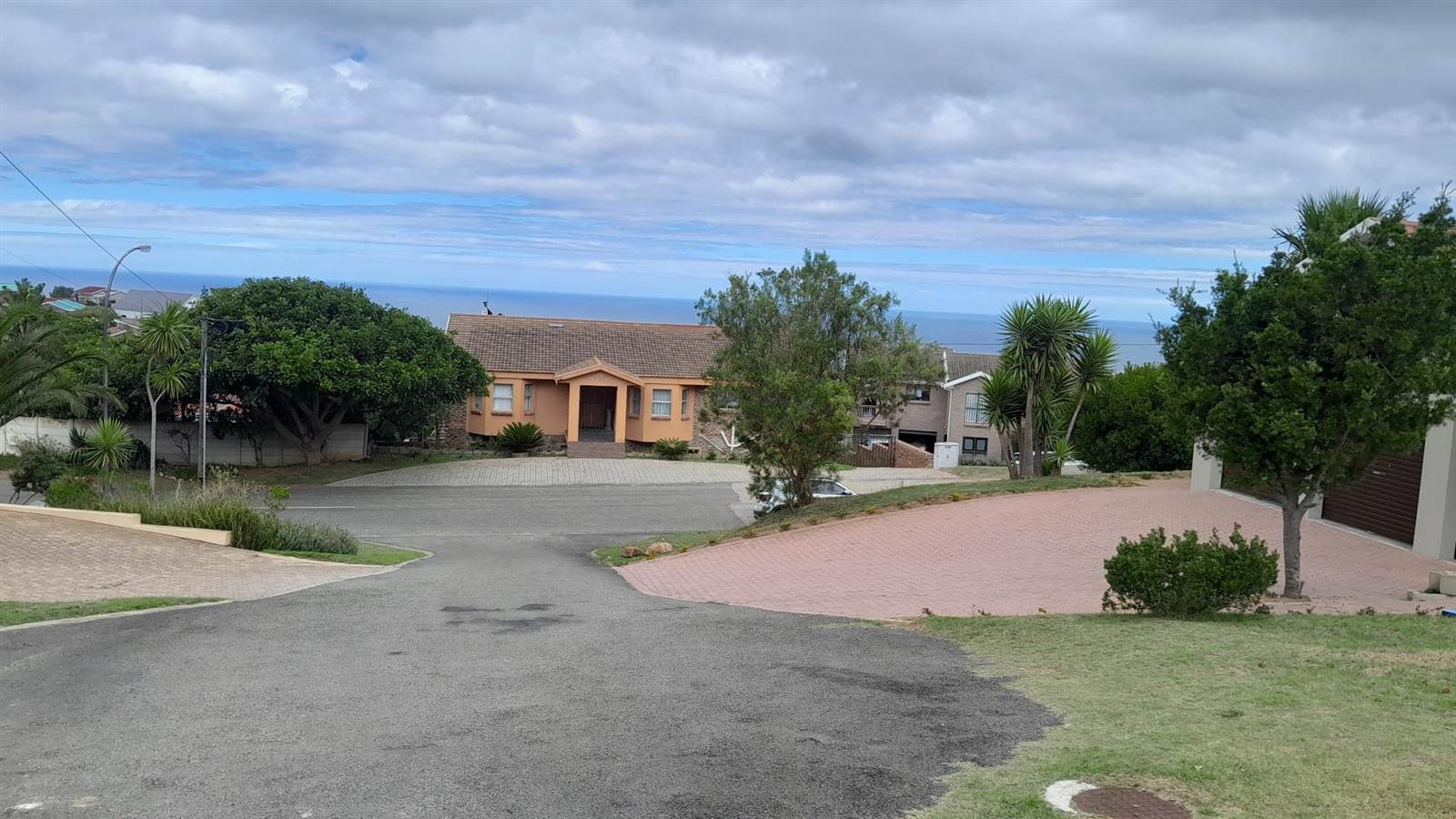 1020 m² Land available in Dana Bay photo number 4