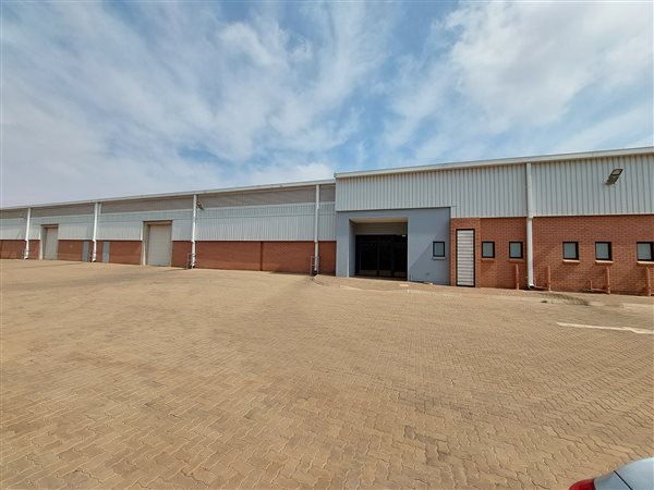 868  m² Industrial space in Clayville