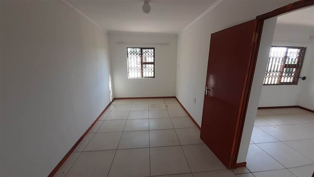 5 Bed House in Southernwood photo number 6