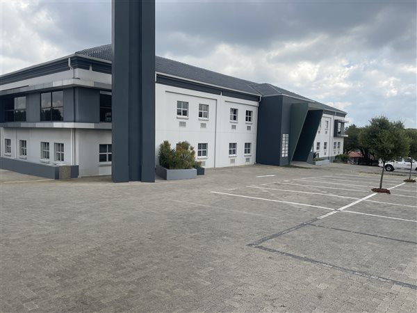 275  m² Commercial space in Halfway Gardens