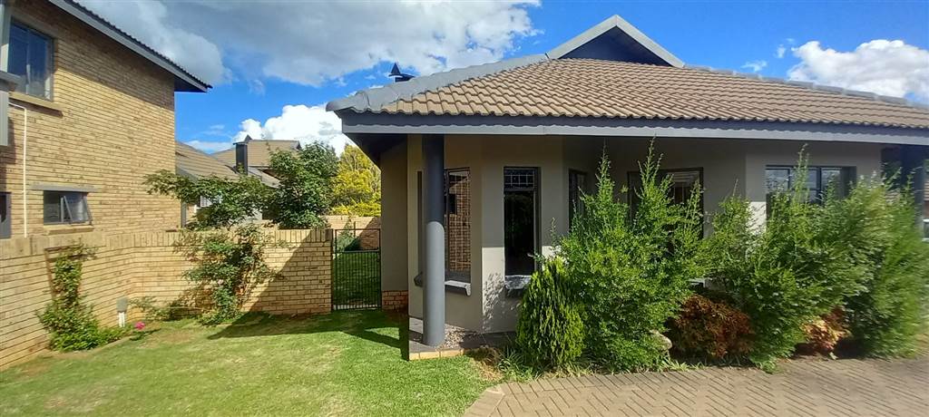 3 Bed Townhouse in Spitskop photo number 6