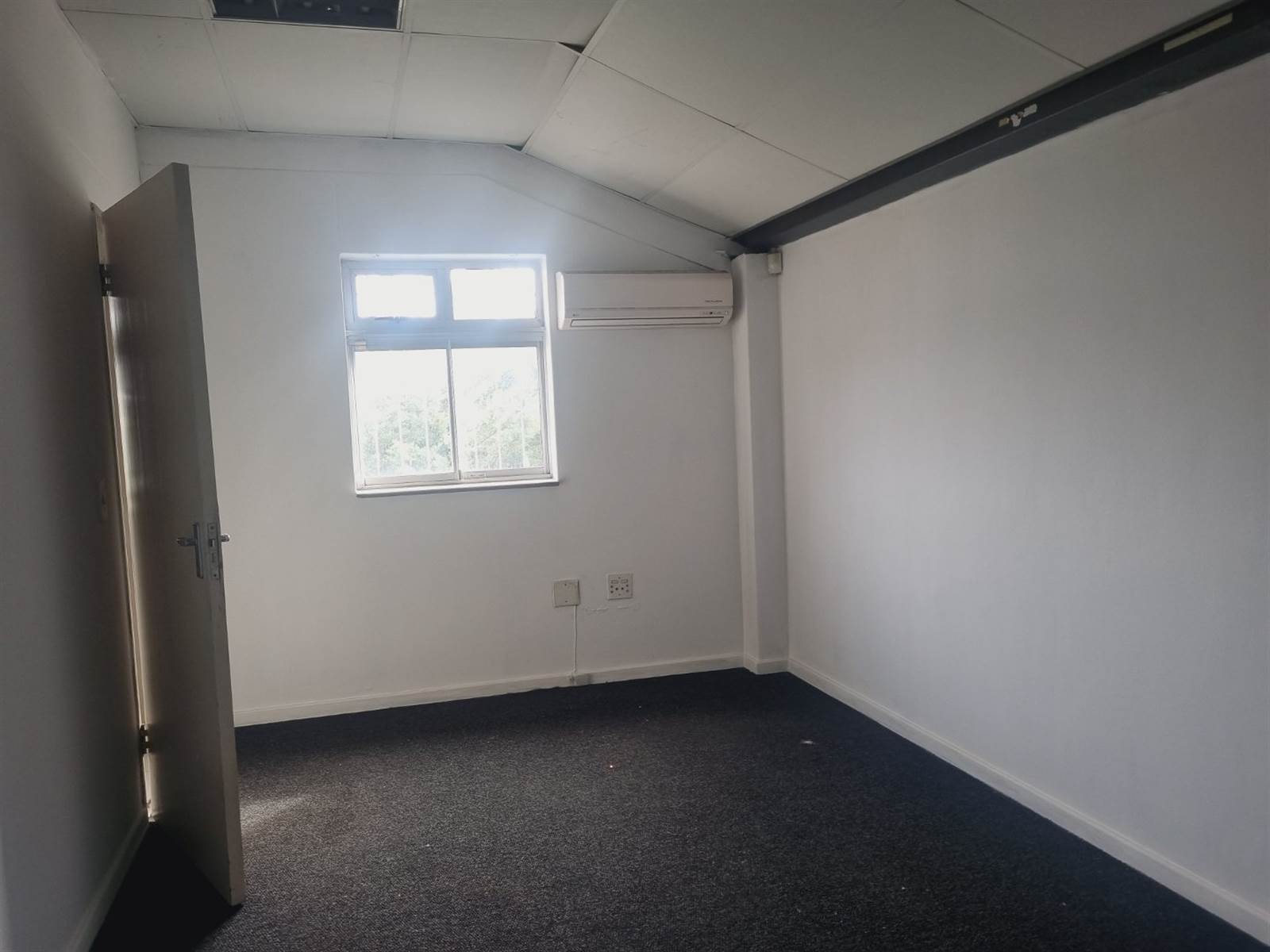 180  m² Commercial space in Milnerton photo number 23