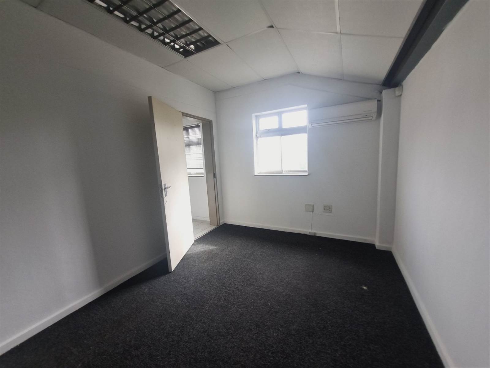 180  m² Commercial space in Milnerton photo number 27