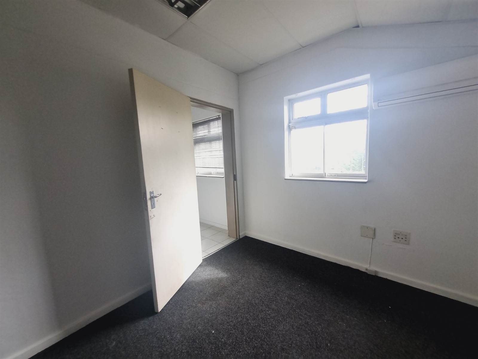 180  m² Commercial space in Milnerton photo number 28