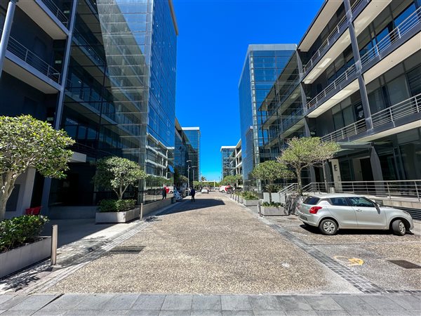 512  m² Commercial space