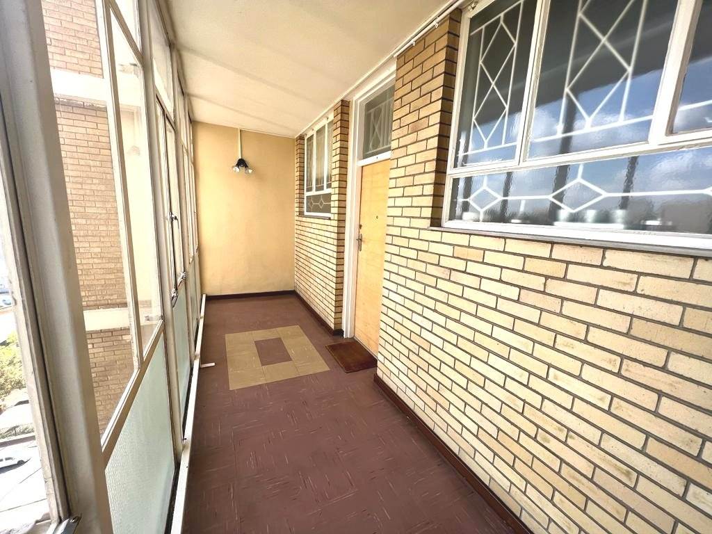 2 Bed Apartment in Parktown photo number 5