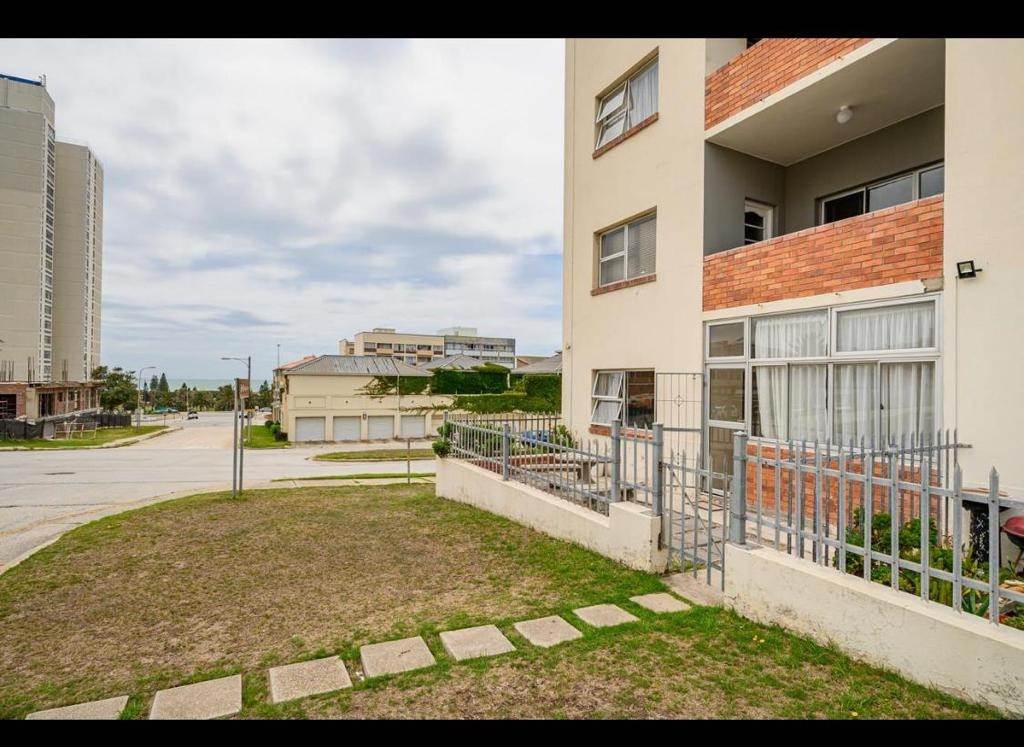 2 Bed Apartment in Humewood photo number 2