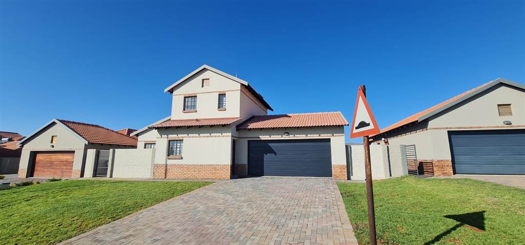 3 Bed House in Rustenburg Central photo number 17