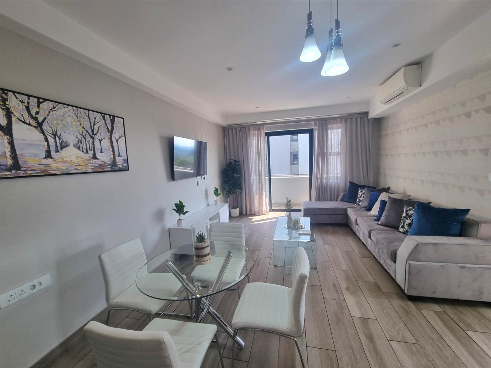 2 Bed Apartment in Menlyn photo number 11