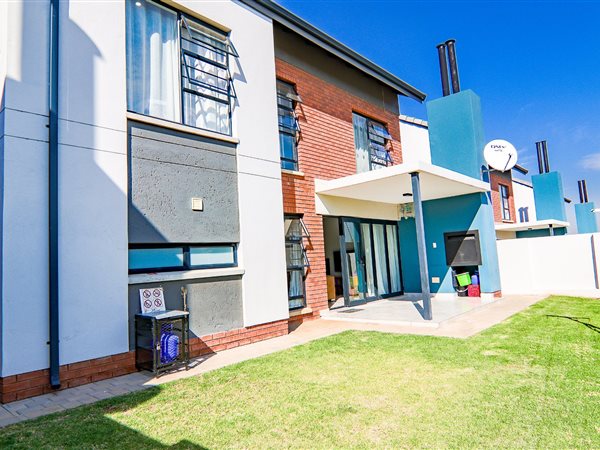 3 Bed Apartment in Rooihuiskraal North
