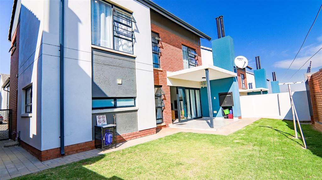 3 Bed Apartment in Rooihuiskraal North photo number 1
