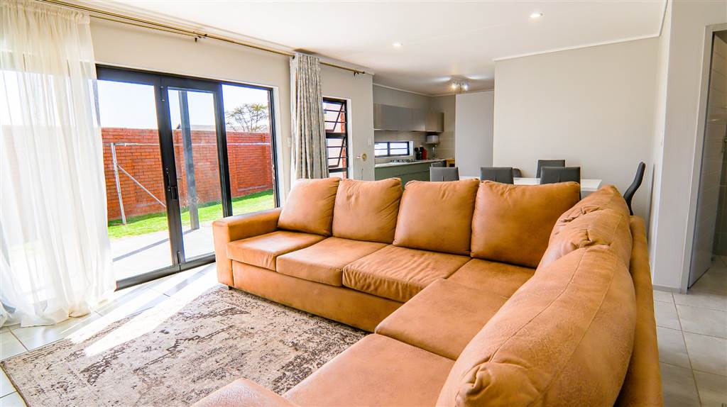 3 Bed Apartment in Rooihuiskraal North photo number 2